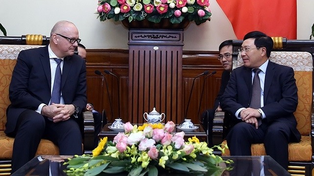 Deputy PM and FM Pham Binh Minh (R) receives State Secretary of the German Federal Foreign Office Andreas Michaelis in Hanoi on December 5. (Photo: VGP)