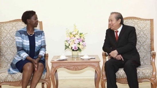 Permanent Deputy Prime Minister Truong Hoa Binh (R) and OIF Secretary General Louise Mushikiwabo (Photo: VNA)