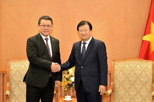 Deputy PM Trinh Dinh Dung (R) and Mongolian Minister of Food, Agriculture and Light Industry Chultem Ulaan. (Photo: VGP)