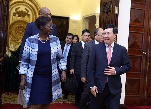 Deputy PM and FM Pham Binh Minh (R) and OIF Secretary-General Louise Mushikiwabo. (Photo: VGP)