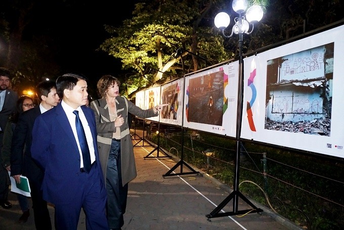 Chairman of the Hanoi People’s Committee Nguyen Duc Chung (L) and Dutch Ambassador to Vietnam Elsbeth Akkerman (R) at the exhibition.