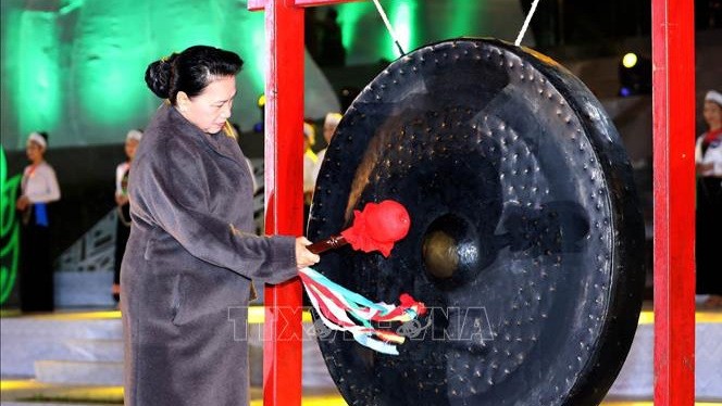 NA Chairwoman Nguyen Thi Kim Ngan beats the gong to open the Hoa Binh Province Culture and Tourism Week. (Photo: VNA)