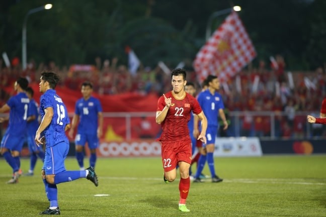 Forward Nguyen Tien Linh celebrates equalising the scores for Vietnam U22s.