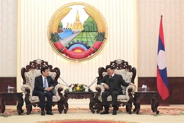 Lao Prime Minister Thongloun Sisoulith (R) receives Minister of Culture, Sports and Tourism Nguyen Ngoc Thien. 