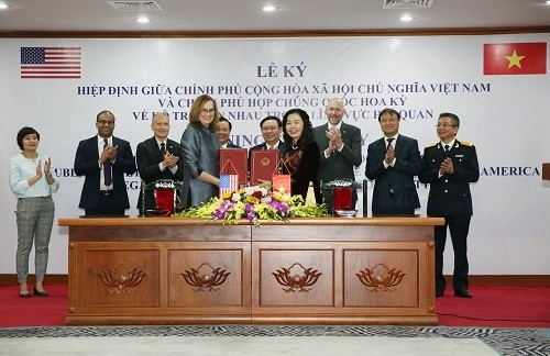 Vietnamese Deputy Finance Minister Vu Thi Mai (R) and US Deputy Chief of Mission in Vietnam Caryn McClelland at the signing ceremony. (Photo: VGP)
