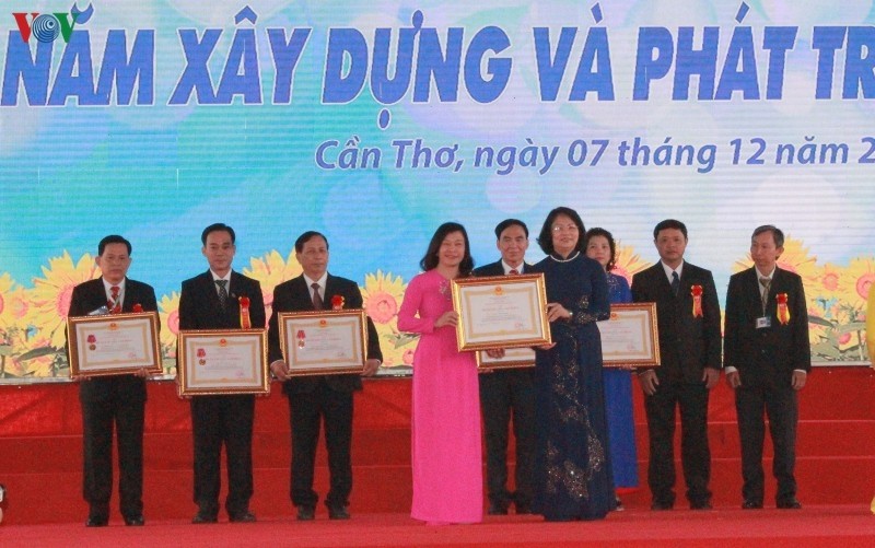 Vice President Dang Thi Ngoc Thinh presents Labour Orders to collectives and individuals at the university. (Credit: VOV)