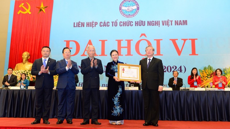 Politburo member Tran Quoc Vuong presents first-class Labour Order to the VUFO. (Photo: thoidai.com.vn)