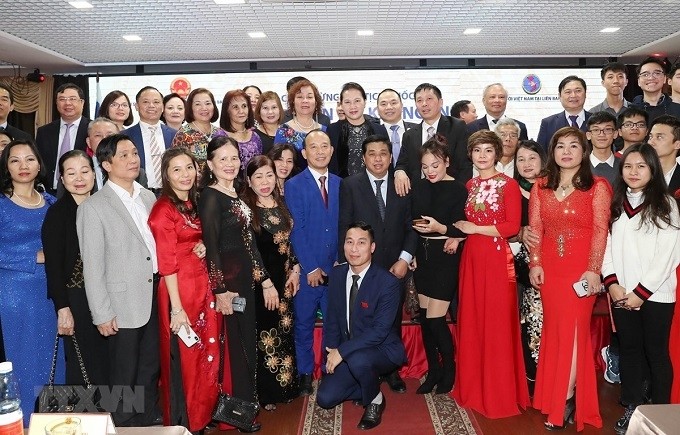 NA Chairwoman Nguyen Thi Kim Ngan poses with representatives of the Vietnamese community in Russia. (Photo: VNA)