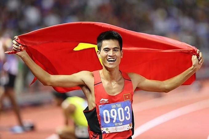 Vietnam's Duong Van Thai celebrates winning the men's 800m gold medal on Monday. (Photo: Vnexpress)