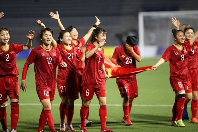 Vietnamese players celebrate after beating Thailand to win the SEA Games women's football gold medal. 