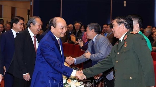 Prime Minister Nguyen Xuan Phuc shakes hands with delegates. (Photo: VNA)