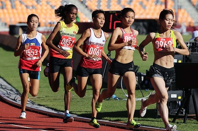 Nguyen Thi Oanh (second from right) competes in the women's 5,000m final. (Photo: Vnexpress)