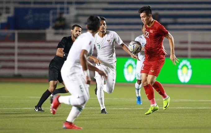 Vietnam forward Nguyen Tien Linh (in red) in action with Indonesian players during their encounter in the group stage on December 1. (Photo: VFF)