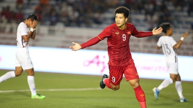 Ha Duc Chinh shines with a hat-trick in Vietnam U22s’ 4-0 victory over Cambodia U22s in SEA Games semis on December 7.