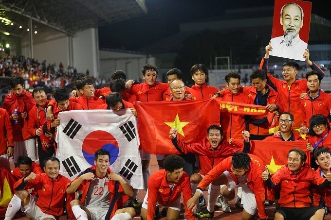 Head coach Park Hang-seo and his Vietnamese players celebrate their first-ever SEA Games crown.