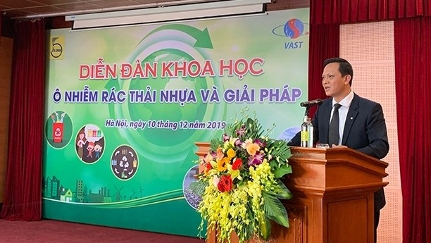 Prof. Dr. Phan Ngoc Minh, Vice President of VAST speaking at the forum. (Photo: NDO)
