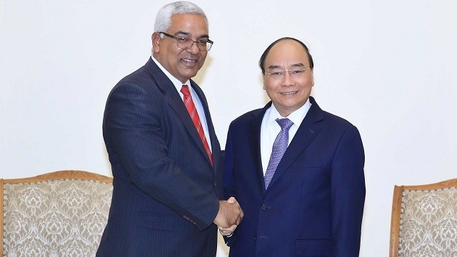Prime Minister Nguyen Xuan Phuc (R) and Cuban Minister of Justice Oscar Manuel Silveira Martínez. (Photo: VNA)