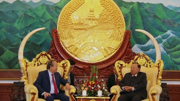 Deputy Prime Minister Truong Hoa Binh (L) meets with General Secretary of the Lao People’s Revolutionary Party and President Bounnhang Vorachith on December 11 (Photo: VNA)