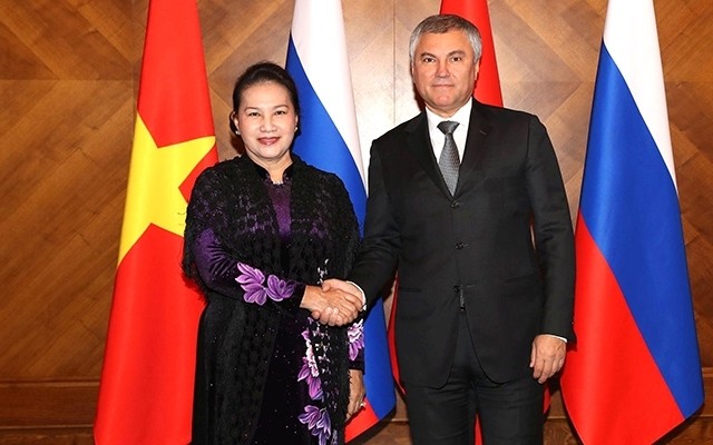 Chairman of the State Duma of Russia Vyacheslav V. Volodin welcomes National Assembly Chairwoman Nguyen Thi Kim Ngan on December 11. (Photo: VNA)
