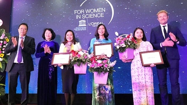 Three outstanding female scientists receive L’Oreal - UNESCO awards for their research on December 12. (Photo: VNE)