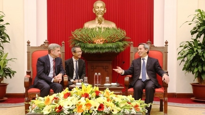 Politburo member Nguyen Van Binh and Qualcomm's Executive Vice President Alexander H. Rogers (Photo: CPV)
