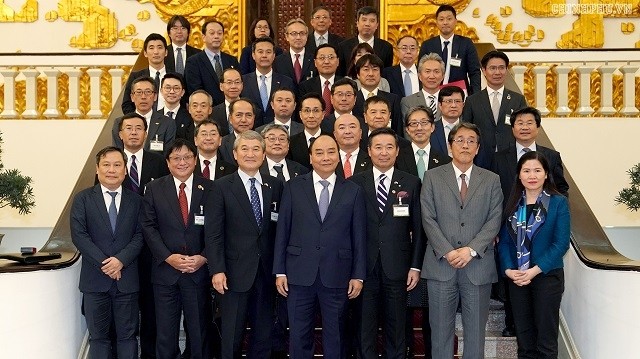 Prime Minister Nguyen Xuan Phuc (front, centre) takes a photo with the Keidanren delegation. (Photo: VGP)