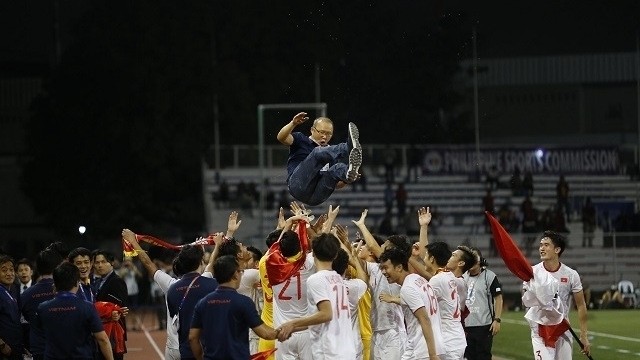 Vietnam U22s celebrate with coach Park Hang-seo after their historic victory.
