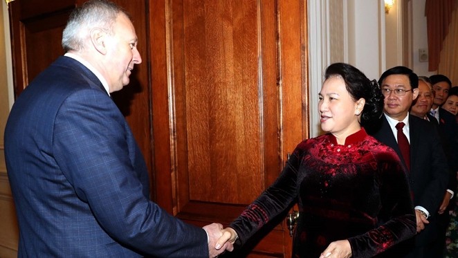 National Assembly Chairwoman Nguyen Thi Kim Ngan is welcomed by Belarusian Prime Minister Sergey Nikolayevich Rumas. (Photo: VNA)