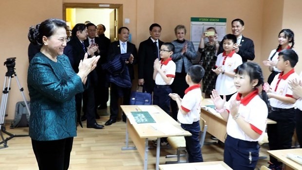 National Assembly Chairwoman Nguyen Thi Kim Ngan visits a Vietnamese language class in Minsk city on December 14 as part of her official visit to Belarus (Photo: VNA)