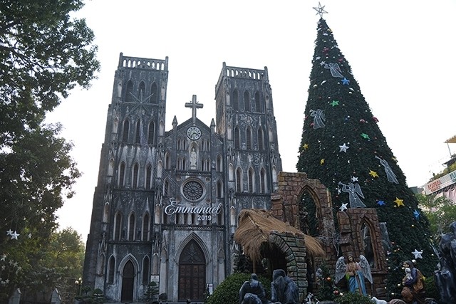 For many years, the Hanoi Cathedral at Nha Chung Street, Hoan Kiem District, is not only a place where religious activities of parishioners in Hanoi as well as the surrounding areas take place, but also attracts many people and tourists during the Christmas season. Since the beginning of December, a large Christmas tree and the nativity scene, recreating the birth of Jesus Christ, is installed in front of the Hanoi Cathedral. 