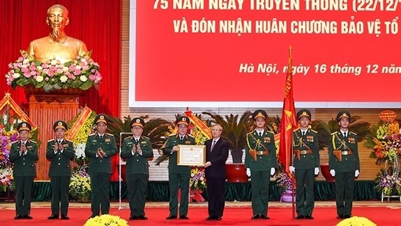 Politburo member Tran Quoc Vuong presents National Protection Order, first class, to the General Department of Politics under the Ministry of Defence. (Photo: qdnd.vn)
