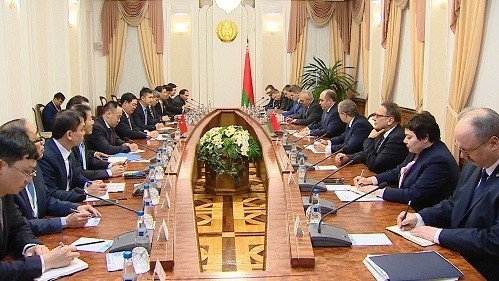 The talks between Deputy Prime Minister Vuong Dinh Hue and his Belarusian counterpart Igor Lyashenko (Photo: VGP)