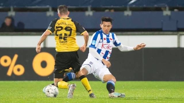 SC Heerenveen’s defender Van Hau tackles a Roda JC player during their KNVB Cup second round match at Abe Lenstra Stadium on December 17 evening (local time).