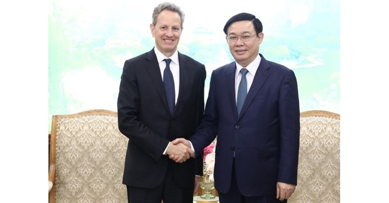 Deputy Prime Minister Vuong Dinh Hue (R) and President of the Warburg Pincus Timothy Geithner (Photo: VNA) 