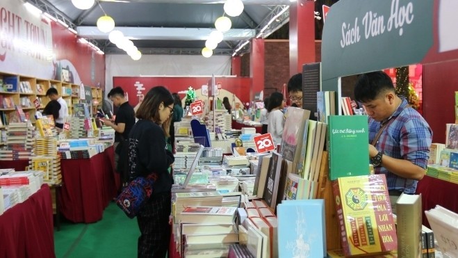 Readers are looking for books at the literature section of the FAHASA Book Festival. (Photo: VNA)
