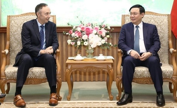 Deputy Prime Minister Vuong Dinh Hue (R) and Nike Vice President Chris Helzer (Photo: VNA)