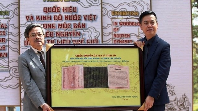 The State Records and Archives Department presents an image of a Royal proclamation on moving the capital city of Emperor Ly Thai To carved on wooden printing blocks