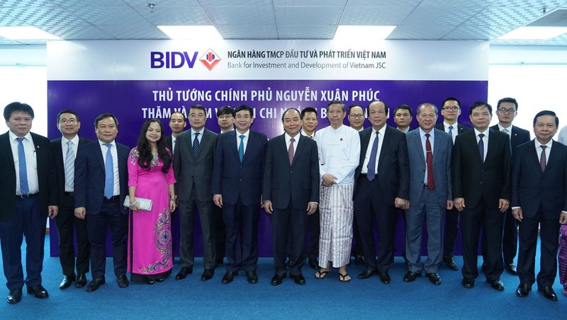 Prime Minister Nguyen Xuan Phuc visits the Yangon branch of BIDV on December 18.