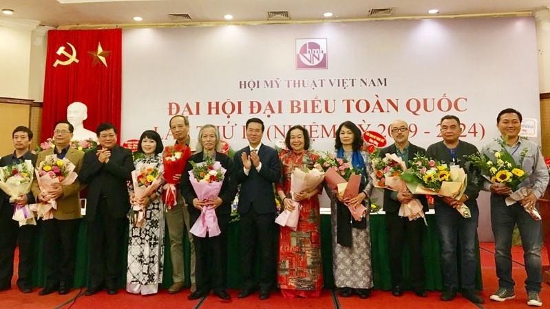 Politburo member Vo Van Thuong and the newly-elected Executive Committee of the VFAA (Photo: hanoimoi.com.vn)