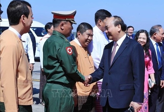 The ceremony to see off Prime Minister Nguyen Xuan Phuc (Photo: VNA)
