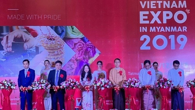 The ribbon cutting ceremony for the opening of the 2019 Vietnam Expo in Myanmar 