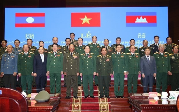 Defence officials of Vietnam, Laos and Cambodia pose for a photo at the ceremony in Hanoi on December 20 (Photo: VNA)