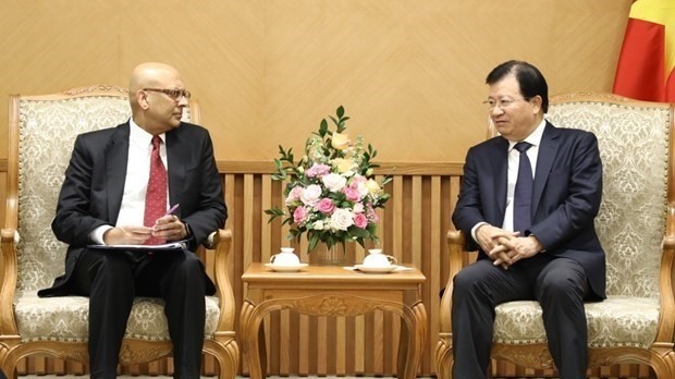 Deputy Prime Minister Trinh Dinh Dung (R) and Regional Director of the WB's Infrastructure Department in the East Asia and Pacific Region Ranjit Lamech (Photo: VNA)