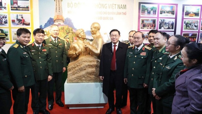Deputy PM Vuong Dinh Hue (in black) and other delegates at the exhibition in Thai Nguyen province (Photo: VGP)