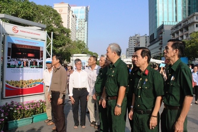 Visitors admiring photos at an exhibition in Nguyen Hue street 