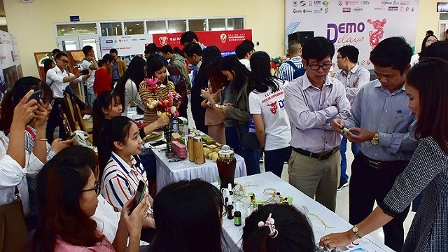 The stalls showcasing products of innovative startups at Demo Day 2019 in Thua Thien - Hue. (Photo: thuathienhue.gov.vn)