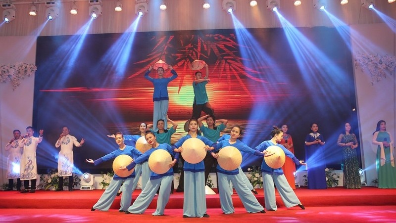 An art performance at the meeting of army officials and soldiers in Nghe An province (Photo: baonghean.vn)