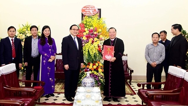 Secretary of Hanoi Party Committee Hoang Trung Hai extends his Christmas greetings to the Hanoi Archdiocese. (Photo: NDO)