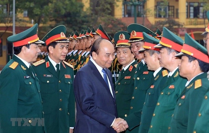 PM Nguyen Xuan Phuc shakes hands with officers of the Tank-Armour Corps. (Photo: VNA)