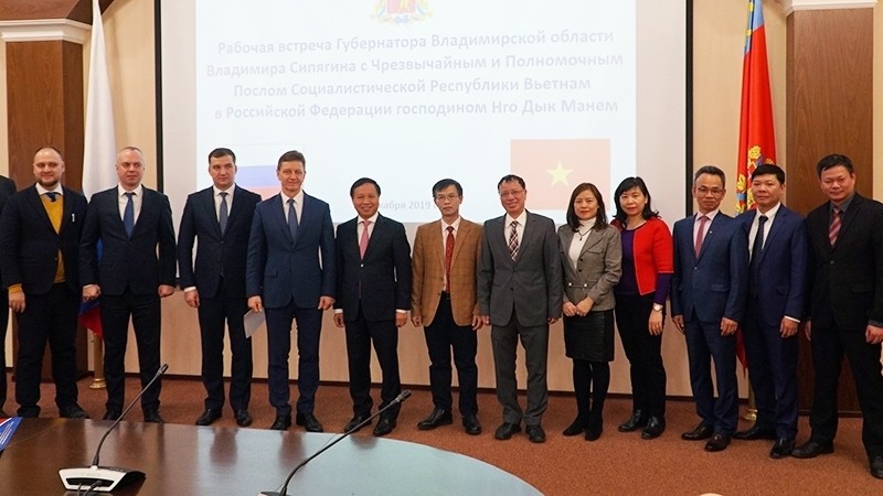 A photo op after the working session between the Vietnamese Embassy and Vladimir oblast officials